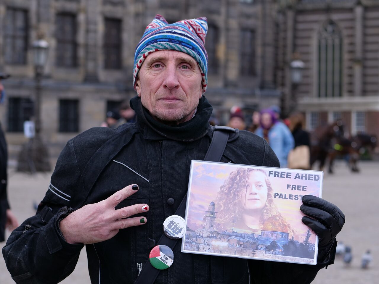 Man protesteert