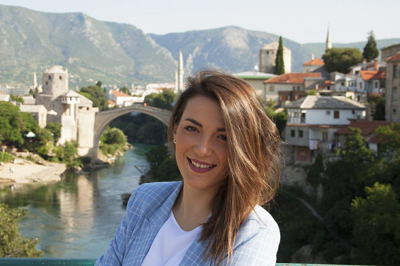 Als-politica-zet-Lana-Prlic-zich-specifiek-in-voor-jongeren.-Ze-vindt-dat-de-overheid-te-weinig-doet-hen-in-Bosnie-Herzegovina-te-houden.