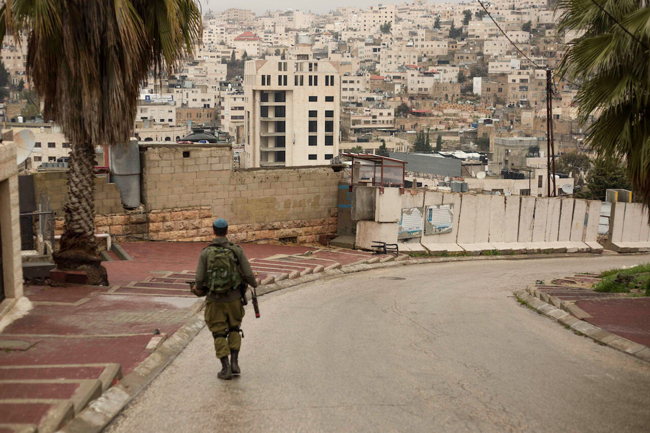 Palestina – Hebron – IDF Soldier Patroling Jewish Settlement Overlooking Arab Neighbourhoods of Al Khalil © Sam Asaert – 2018 — WWW.SAMASAERT.COM