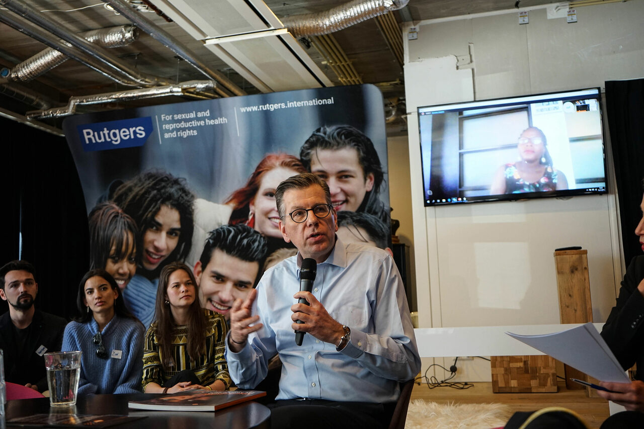 Arthur Erken spreekt bij de lancering van het nieuwe Wereldbevolkingsrapport
